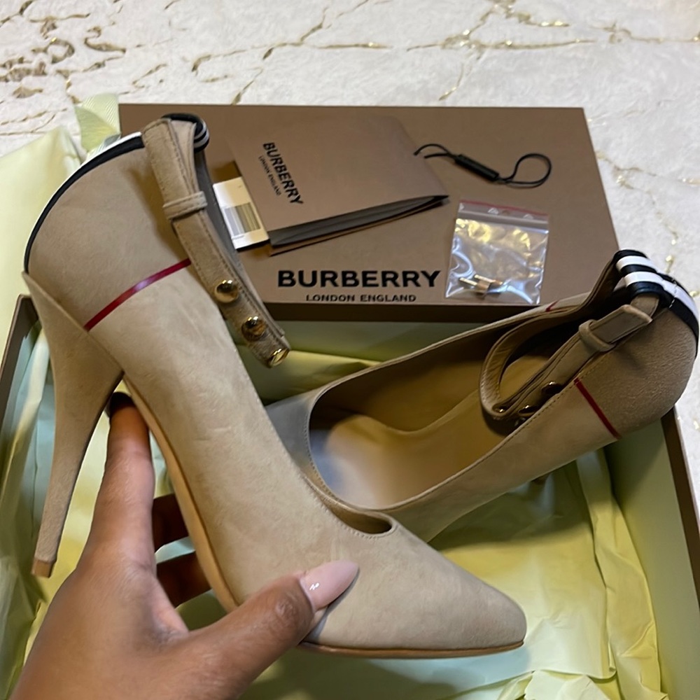 Burberry Logo Suede Pumps 39